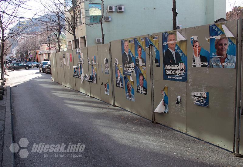 Iako su izbori prošli prije dva mjeseca, plakati su ostali na ulicama  - Mostar strankama zbog plakata prijeti inspekcijama